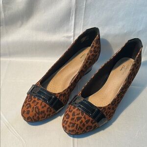 Clarks Shoes Women's 9.5M Mallory Strap Leopard Patent Leather Accent Wedge Heel
